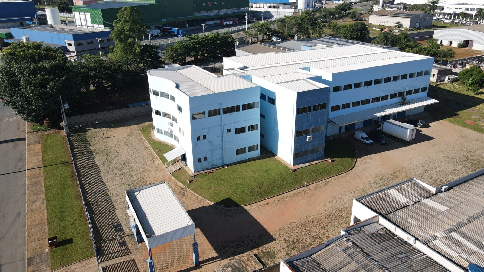 Right wing with logistics access